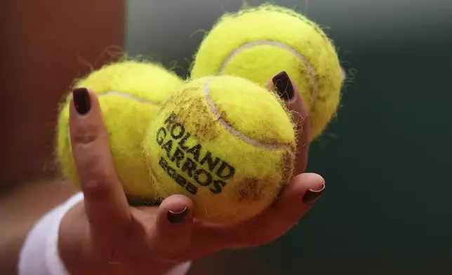 Russia's Mirra Andreeva prepares to serve against Australia's Daria Kasatkina during their fourth round match of the French Tennis Open at the Roland-Garros stadium in Paris, Monday, June 2, 2025. (AP Photo/Christophe Ena)
