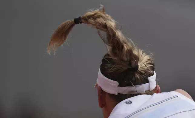 Russia's Ekaterina Alexandrova plays a shot against Coco Gauff of the U.S. during their fourth round match of the French Tennis Open at the Roland-Garros stadium in Paris, Monday, June 2, 2025. (AP Photo/Thibault Camus)