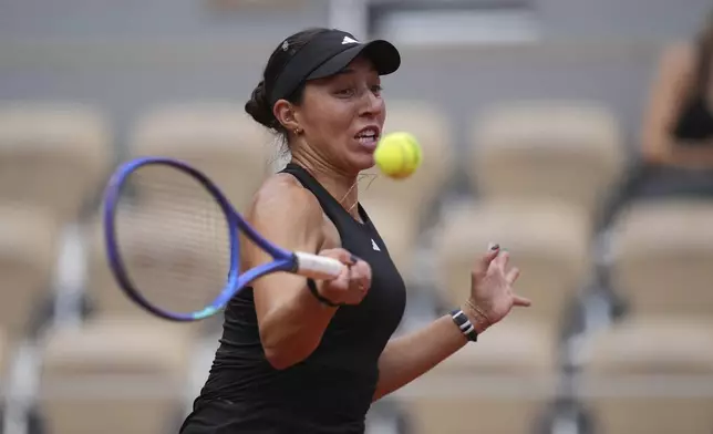 Jessica Pegula of the U.S. plays a shot against France's Lois Boisson during their fourth round match of the French Tennis Open at the Roland-Garros stadium in Paris, Monday, June 2, 2025. (AP Photo/Thibault Camus)