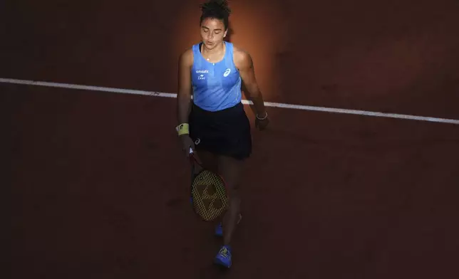 Italy's Jasmine Paolini reacts as she plays Ukraine's Yulia Starodubtseva during their third round match of the French Tennis Open, at the Roland-Garros stadium, in Paris, Friday, May 30, 2025. (AP Photo/Lindsey Wasson)