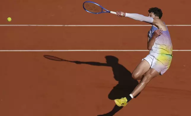 Ben Shelton of the U.S. returns the ball to Italy's Matteo Gigante during their third round match of the French Tennis Open, at the Roland-Garros stadium, in Paris, Friday, May 30, 2025. (AP Photo/Thibault Camus)