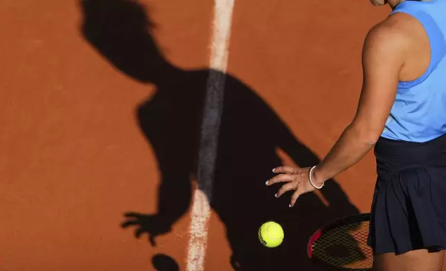 Italy's Jasmine Paolini prepares to serve the ball to Ukraine's Yulia Starodubtseva during their third round match of the French Tennis Open, at the Roland-Garros stadium, in Paris, Friday, May 30, 2025. (AP Photo/Lindsey Wasson)