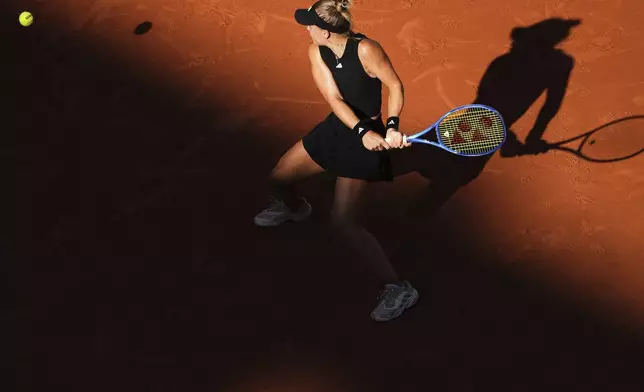 Ukraine's Yulia Starodubtseva looks to return the ball against Italy's Jasmine Paolini during their third-round match of the French Tennis Open at the Roland-Garros stadium in Paris, Friday, May 30, 2025. (AP Photo/Lindsey Wasson)