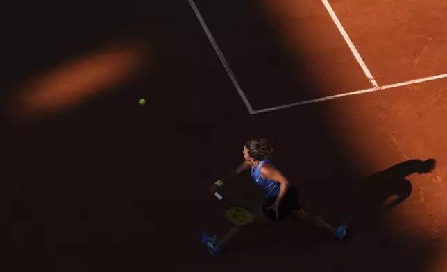 Italy's Jasmine Paolini stretches to return the ball to Ukraine's Yulia Starodubtseva during their third-round match of the French Tennis Open at the Roland-Garros stadium in Paris, Friday, May 30, 2025. (AP Photo/Lindsey Wasson)