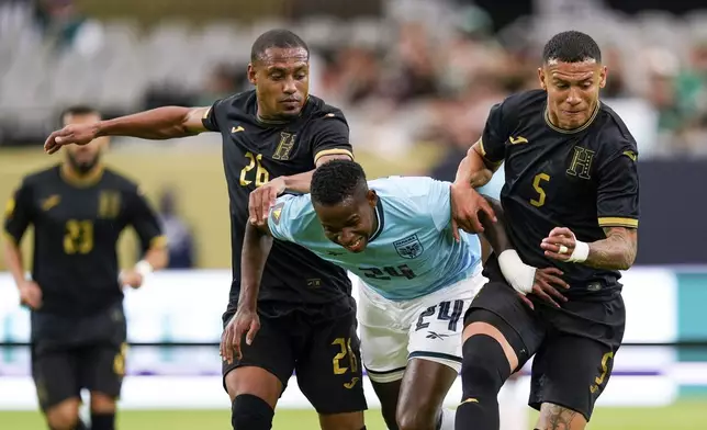 Panama midfielder Tomás Rodríguez (24) runs through Honduras defender Luis Santamaria (26) and Honduras midfielder Kervin Arriaga (5) during a CONCACAF Gold Cup quarterfinal soccer match, Saturday, June 28, 2025, in Glendale, Ariz. (AP Photo/Samantha Chow)