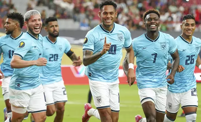 Panama players celebrate after Panama forward Ismael Diaz (10) scored a goal during a CONCACAF Gold Cup quarterfinal soccer match against Honduras, Saturday, June 28, 2025, in Glendale, Ariz. (AP Photo/Samantha Chow)