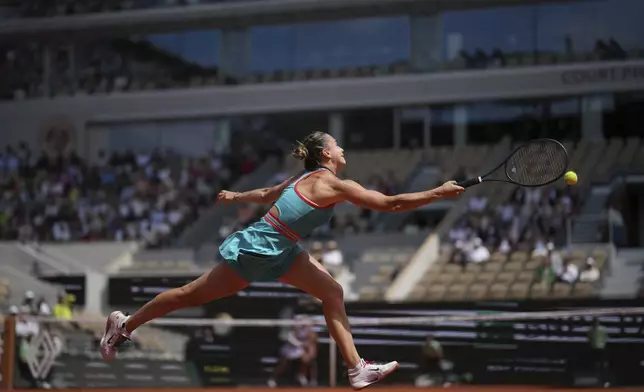 Aryna Sabalenka of Belarus plays a shot against China's Qinwen Zheng during their quarterfinal match of the French Tennis Open at the Roland-Garros stadium in Paris, Tuesday, June 3, 2025. (AP Photo/Christophe Ena)