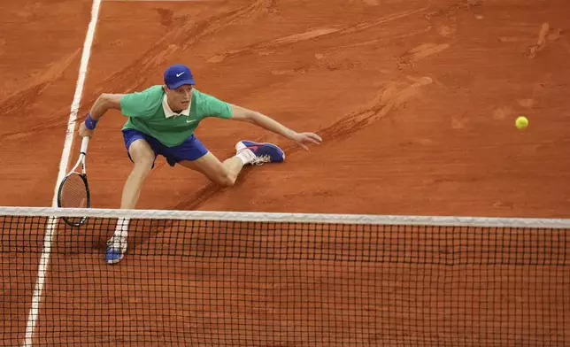 Italy's Jannik Sinner plays a shot against Kazakhstan's Alexander Bublik during their quarterfinal match of the French Tennis Open at the Roland-Garros stadium in Paris, Wednesday, June 4, 2025. (AP Photo/Aurelien Morissard)