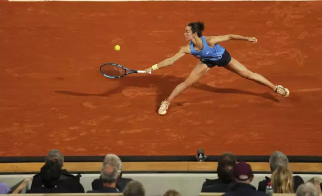 France's Lois Boisson plays a shot against Russia's Mirra Andreeva during their quarterfinal match of the French Tennis Open at the Roland-Garros stadium in Paris, Wednesday, June 4, 2025. (AP Photo/Aurelien Morissard)