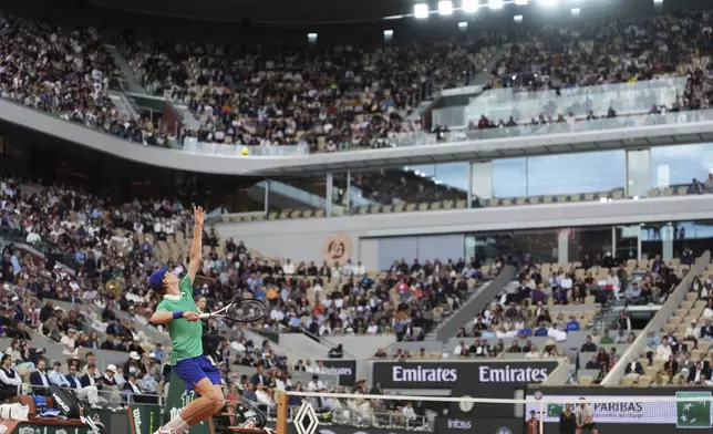 Italy's Jannik Sinner serves against Kazakhstan's Alexander Bublik during their quarterfinal match of the French Tennis Open at the Roland-Garros stadium in Paris, Wednesday, June 4, 2025. (AP Photo/Lindsey Wasson)