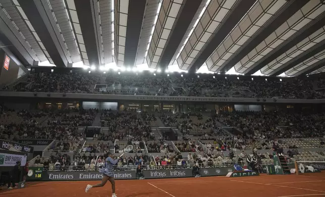The roof of the center court Philippe Chatrier is closed due to the rain as Coco Gauff of the U.S. plays a shot against Madison Keys of the U.S. during the quarterfinal match of the French Tennis Open at the Roland-Garros stadium in Paris, Wednesday, June 4, 2025. (AP Photo/Christophe Ena)