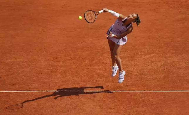 China's Qinwen Zheng serves against Aryna Sabalenka of Belarus during their quarterfinal match of the French Tennis Open at the Roland-Garros stadium in Paris, Tuesday, June 3, 2025. (AP Photo/Aurelien Morissard)