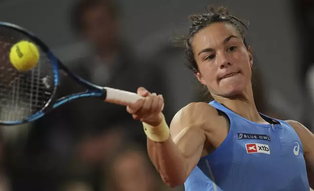 France's Lois Boisson plays a shot against Russia's Mirra Andreeva during their quarterfinal match of the French Tennis Open at the Roland-Garros stadium in Paris, Wednesday, June 4, 2025. (AP Photo/Christophe Ena)