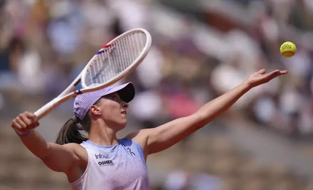 Poland's Iga Swiatek serves against Ukraine's Elina Svitolina during their quarterfinal match of the French Tennis Open at the Roland-Garros stadium in Paris, Tuesday, June 3, 2025. (AP Photo/Aurelien Morissard)
