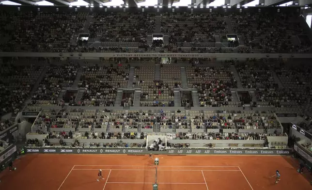 The roof of the center court Philippe Chatrier is closed due to the rain during the quarterfinal match of the French Tennis Open between Madison Keys of the U.S., left, and Coco Gauff of the U.S. at the Roland-Garros stadium in Paris, Wednesday, June 4, 2025. (AP Photo/Christophe Ena)