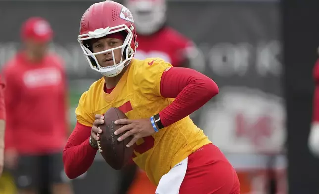 Kansas City Chiefs quarterback Patrick Mahomes looks to pass during the NFL football team's practice Tuesday, June 17, 2025, in Kansas City, Mo. (AP Photo/Charlie Riedel)