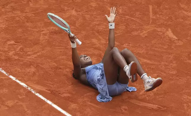 United States' Coco Gauff celebrate after winning the final match of the French Tennis Open at the Roland-Garros against Aryna Sabalenka of Belarus n Paris, Saturday, June 7, 2025. (AP Photo/Lindsey Wasson)