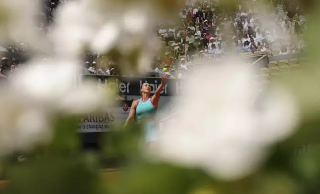 Aryna Sabalenka of Belarus serves against China's Qinwen Zheng during their quarterfinal match of the French Tennis Open at the Roland-Garros stadium in Paris, Tuesday, June 3, 2025. (AP Photo/Aurelien Morissard)