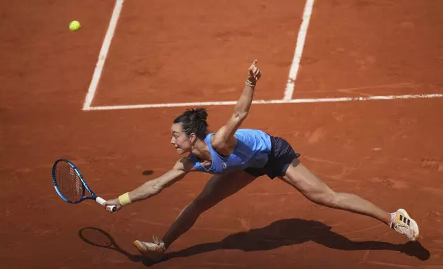 France's Lois Boisson plays a shot against Jessica Pegula of the U.S. during their fourth round match of the French Tennis Open at the Roland-Garros stadium in Paris, Monday, June 2, 2025. (AP Photo/Christophe Ena)