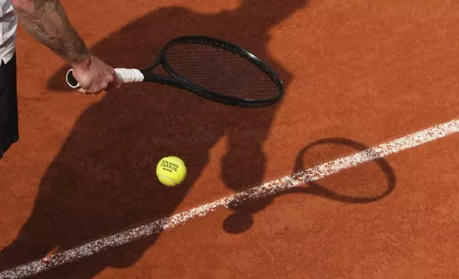 Kazakhstan's Alexander Bublik prepares to serve against Italy's Jannik Sinner during their quarterfinal match of the French Tennis Open at the Roland-Garros stadium in Paris, Wednesday, June 4, 2025. (AP Photo/Lindsey Wasson)