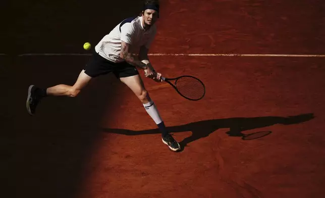 Kazakhstan's Alexander Bublik plays a shot against Britain's Jack Draper during their fourth round match of the French Tennis Open at the Roland-Garros stadium in Paris, Monday, June 2, 2025. (AP Photo/Christophe Ena)