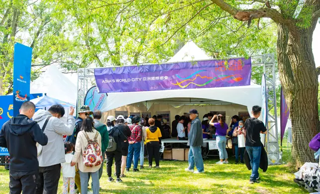 Dragon boat races in Toronto promote athleticism and cultural heritage  Source: HKSAR Government Press Releases