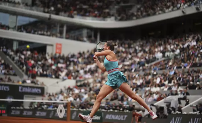 Aryna Sabalenka of Belarus plays a shot against Coco Gauff of the U.S. during their final match of the French Tennis Open at the Roland-Garros stadium in Paris, Saturday, June 7, 2025. (AP Photo/Christophe Ena)