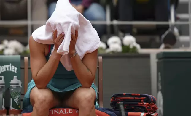 CORRECTS PHOTOGRAPHER'S NAME - Aryna Sabalenka of Belarus reacts during a break at the final match of the French Tennis Open against Coco Gauff of the U.S. at the Roland-Garros stadium in Paris, Saturday, June 7, 2025. (AP Photo/Aurelien Morissard)