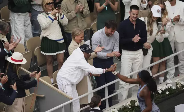 Winner Coco Gauff of the U.S. shakes hands with Spike Lee after the final match of the French Tennis Open against Aryna Sabalenka of Belarus at the Roland-Garros stadium in Paris, Saturday, June 7, 2025. (AP Photo/Christophe Ena)