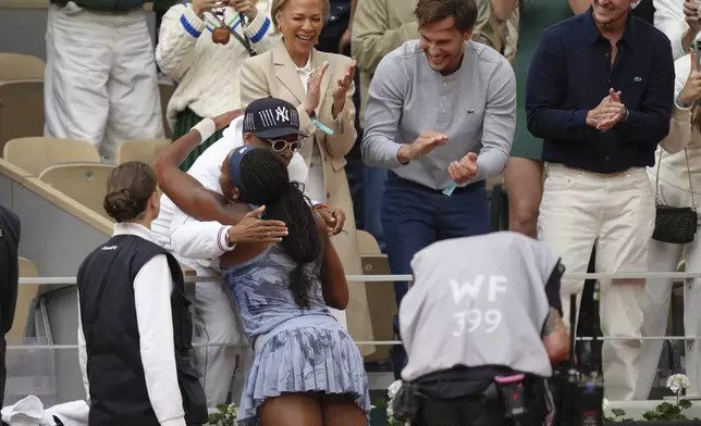 Winner Coco Gauff of the U.S. hugs with Spike Lee after the final match of the French Tennis Open against Aryna Sabalenka of Belarus at the Roland-Garros stadium in Paris, Saturday, June 7, 2025. (AP Photo/Aurelien Morissard)