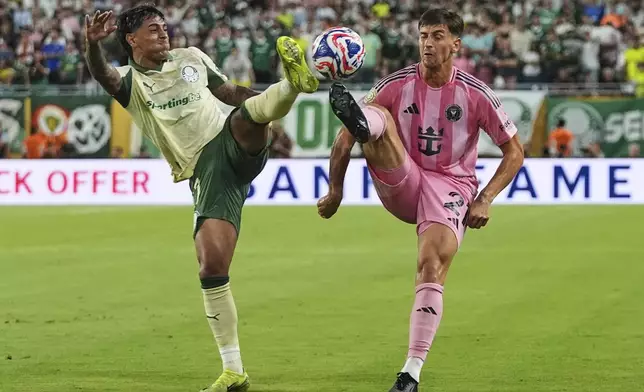 Palmeiras' Facundo Torres, left, and Inter Miami's Tadeo Allende, right, go for the ball during the Club World Cup Group A soccer match between Inter Miami and Palmeiras in Miami Gardens, Fla., Monday, June 23, 2025. (AP Photo/Lynne Sladky)