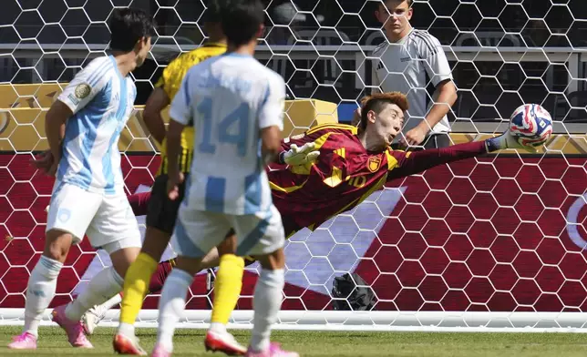 Ulsan HD's goalkeeper Yoon Jong-gyu makes a diving save during the Club World Cup Group F soccer match between Borussia Dortmund and Ulsan in Cincinnati, Wednesday, June 25, 2025. (AP Photo/Jeff Dean)