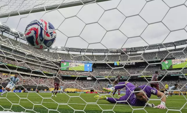A header by Ulsan HD's Um Won-sang, third from right, gets past Fluminense's Fabio (1) for a goal during the first half of a Club World Cup group F soccer match, Saturday, June 21, 2025, in East Rutherford, N.J. (AP Photo/Seth Wenig)