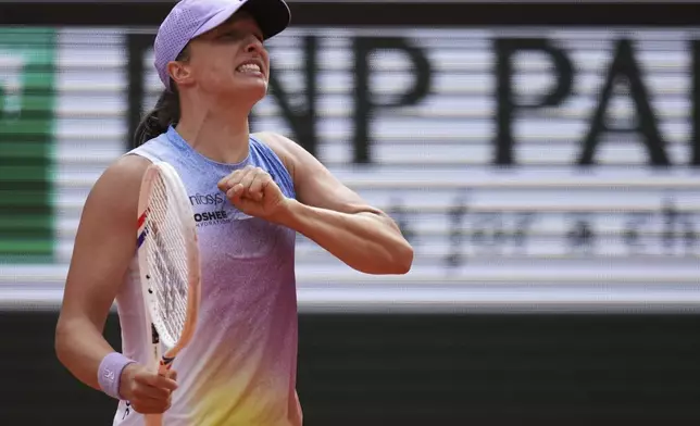 Poland's Iga Swiatek celebrates after beating Kazakhstan's Elena Rybakina during their fourth round match of the French Tennis Open, at the Roland-Garros stadium, in Paris, Sunday, June 1 2025. (AP Photo/Christophe Ena)