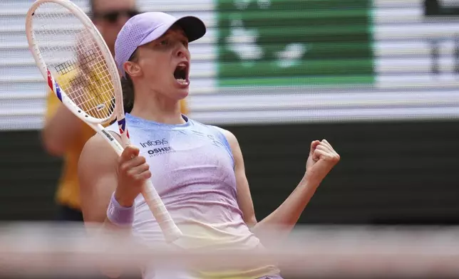 Poland's Iga Swiatek celebrates after beating Kazakhstan's Elena Rybakina during their fourth round match of the French Tennis Open, at the Roland-Garros stadium, in Paris, Sunday, June 1 2025. (AP Photo/Christophe Ena)