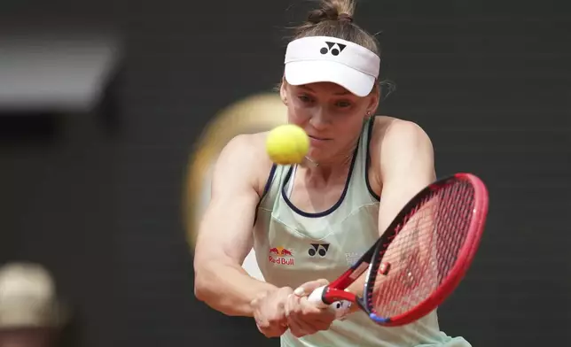 Kazakhstan's Elena Rybakina returns the ball to Poland's Iga Swiatek during their fourth round match of the French Tennis Open, at the Roland-Garros stadium, in Paris, Sunday, June 1 2025. (AP Photo/Christophe Ena)