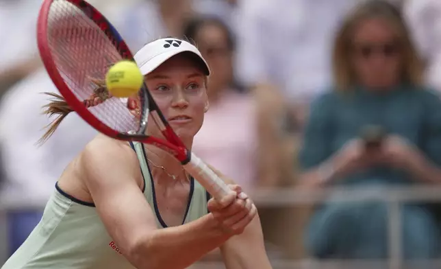 Kazakhstan's Elena Rybakina returns the ball to Poland's Iga Swiatek during their fourth round match of the French Tennis Open, at the Roland-Garros stadium, in Paris, Sunday, June 1 2025. (AP Photo/Christophe Ena)