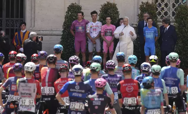 Flanked by race leaders, from left, Denmark's Mads Pedersen, Mexico's Isaac Del Toro, Britain's Simon Yates and Italy's Lorenzo Fortunato, Pope Leo XIV blesses the pack before the start of the final stage of the Giro d'Italia inside the Vatican, Sunday, June 1, 2025. (AP Photo/Andrew Medichini)