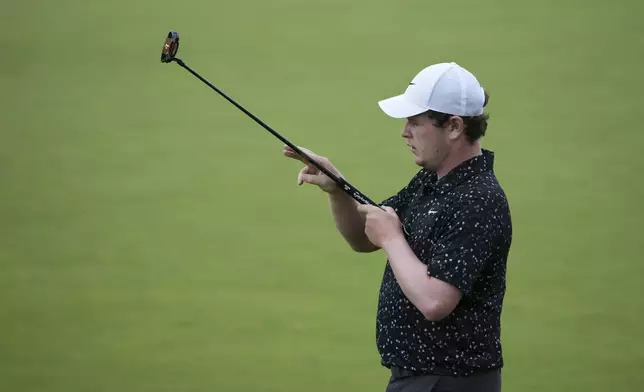 Robert MacIntyre, of Scotland, lines up a putt on the 18th hole during the final round of the U.S. Open golf tournament at Oakmont Country Club Sunday, June 15, 2025, in Oakmont, Pa. (AP Photo/Gene J. Puskar)
