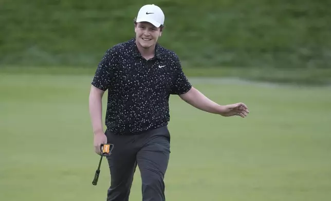 Robert MacIntyre, of Scotland, waves as he walks to the 18th green during the final round of the U.S. Open golf tournament at Oakmont Country Club Sunday, June 15, 2025, in Oakmont, Pa. (AP Photo/Gene J. Puskar)