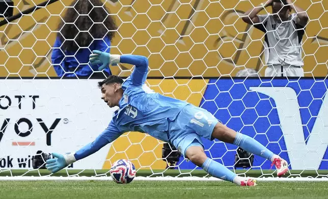 Inter Miami's Oscar Ustari allows a goal by Paris Saint-Germain's Joao Neves during the Club World Cup round of 16 soccer match between PSG and Inter Miami in Atlanta, Sunday, June 29, 2025. (AP Photo/Brynn Anderson)