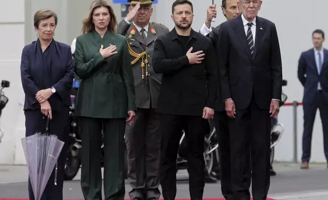 CORRECTS NAME TO OLENA ZELENSKA - Ukraine's President Volodymyr Zelenskyy, 2nd right, his wife Olena Zelenska, 2nd left, Austrian President Alexander van Der Bellen, right, and his wife Doris Schmidauer stand together in Vienna, Austria, Monday, June 16, 2025. (AP Photo/Heinz-Peter Bader)
