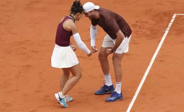 Italy's Sara Errani and Andrea Vavassori celebrate as they won the mixed doubles final match of the French Tennis Open against Taylor Townsend and Evan King of the U.S. at the Roland-Garros stadium in Paris, Thursday, June 5, 2025. (AP Photo/Aurelien Morissard)