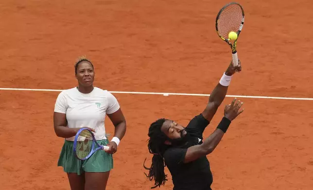 Taylor Townsend and Evan King of the U.S. plays a shot against Italy's Sara Errani and Andrea Vavassori during their mixed doubles final match of the French Tennis Open at the Roland-Garros stadium in Paris, Thursday, June 5, 2025. (AP Photo/Aurelien Morissard)