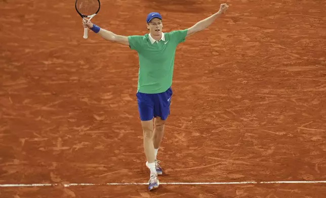 Italy's Jannik Sinner celebrates as he won the semifinal match of the French Tennis Open against Serbia's Novak Djokovic at the Roland-Garros stadium in Paris, Friday, June 6, 2025. (AP Photo/Aurelien Morissard)
