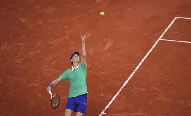 Italy's Jannik Sinner serves against Serbia's Novak Djokovic during their semifinal match of the French Tennis Open at the Roland-Garros stadium in Paris, Friday, June 6, 2025. (AP Photo/Lindsey Wasson)
