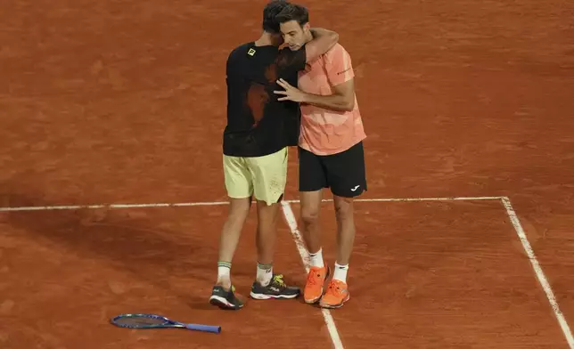 Winners Spain's Marcel Granollers and Argentina's Horacio Zeballos celebrate after the men's doubles final match of the French Tennis Open against Britain's Joe Salisbury and Neal Skupski at the Roland-Garros stadium in Paris, Saturday, June 7, 2025. (AP Photo/Aurelien Morissard)