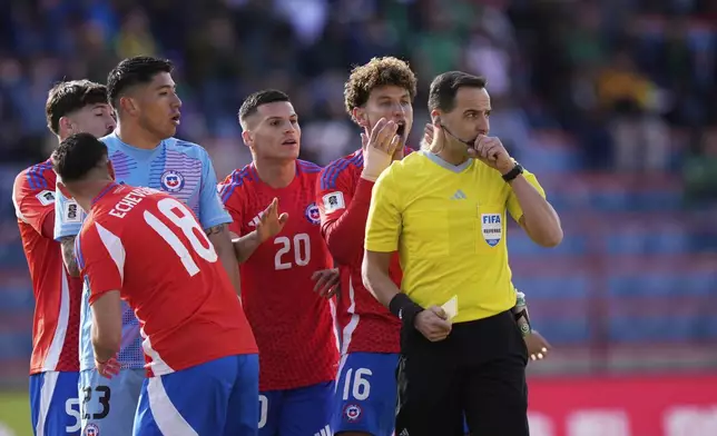 Chilean players appeal to Uruguayan referee Esteban Ostojich, right, during a qualifying soccer match against Bolivia for the FIFA World Cup 2026 in El Alto, Bolivia, Tuesday, June 10, 2025. (AP Photo/Juan Karita)