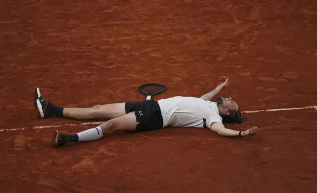 Kazakhstan's Alexander Bublik celebrates as he won the fourth round match of the French Tennis Open against Britain's Jack Draper at the Roland-Garros stadium in Paris, Monday, June 2, 2025. (AP Photo/Christophe Ena)