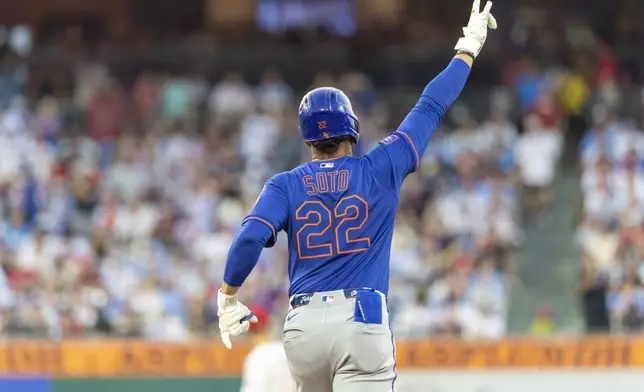 New York Mets' Juan Soto gestures after hitting a solo home run in the third inning of a baseball game against the Philadelphia Phillies, Saturday, June 21, 2025, in Philadelphia. (AP Photo/Laurence Kesterson)